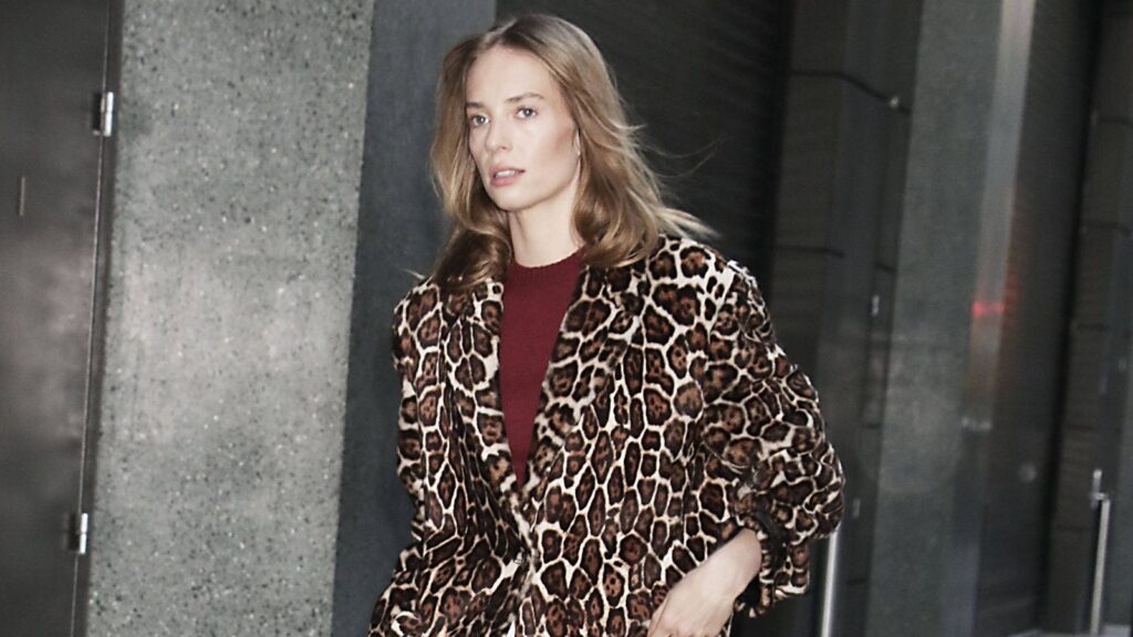 Maya Hawke nam demonstrira kako se nosi leopard bunda