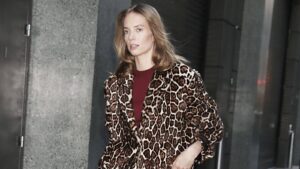 Maya Hawke nam demonstrira kako se nosi leopard bunda