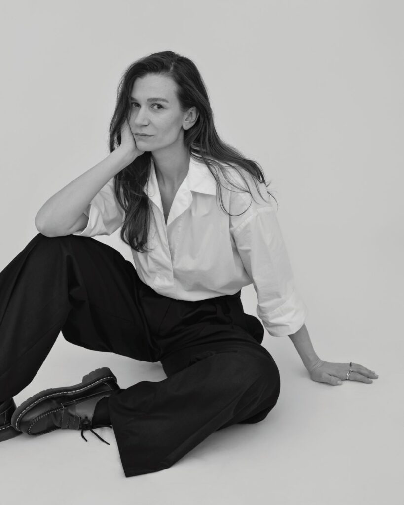 Women of the Year 2025: Aida Redžepagić
Košulja i pantalone
MATEYANEIRA. Cipele DR MARTENS.
Nakit privatno vlasništvo