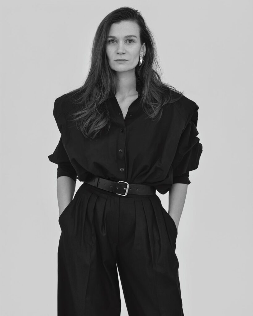 Women of the Year 2025: Aida Redžepagić
Košulja i pantalone MATEYANEIRA.
Kaiš i nakit privatno vlasništvo