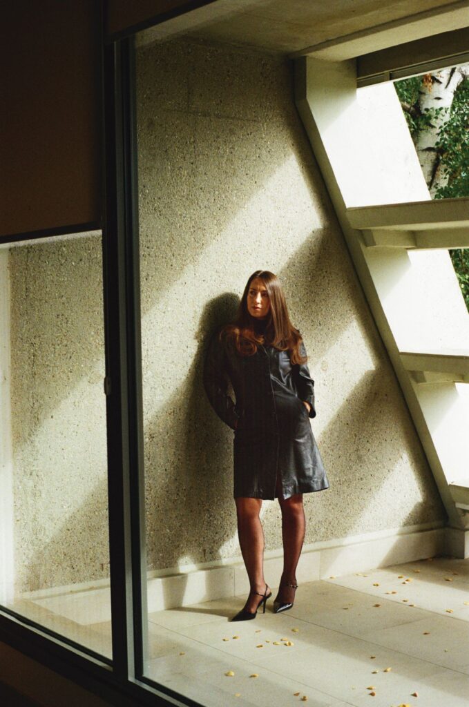 Mantil vintage. Carape CALZEDONIA, 
Sandale vlasništvo stiliste
Women of the Year: Rumena Bužarovska