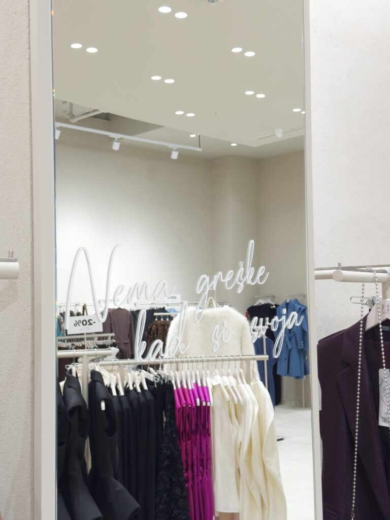  Poseta novoj radnji PS FASHION u Galeriji Belgrade postaje više od kupovine – to je modno iskustvo koje inspiriše i oduševljava.