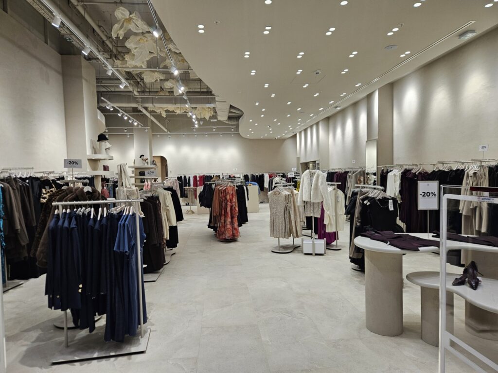  Poseta novoj radnji PS FASHION u Galeriji Belgrade postaje više od kupovine – to je modno iskustvo koje inspiriše i oduševljava.