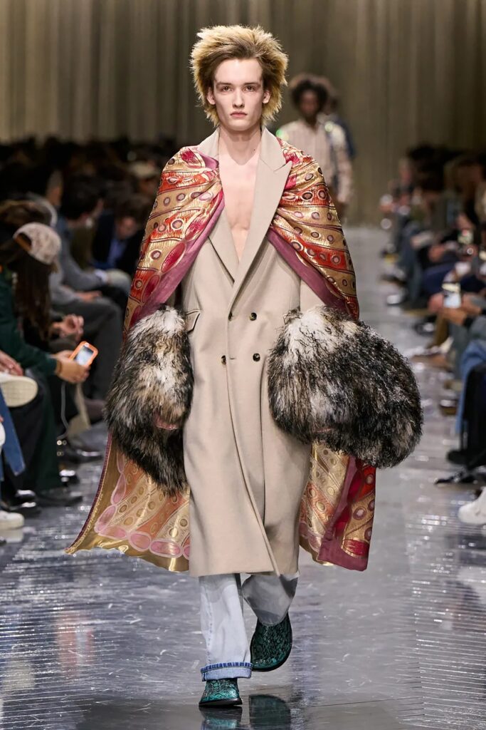 Dior Men jesen 2026 Nova era muške mode
Inspirisan Paul Poiretom, Jonathan Anderson u Milanu predstavlja kolekciju koja spaja istoriju kuće Dior sa smelom, savremenom estetikom