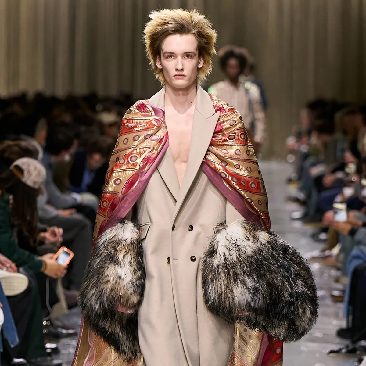 Dior Men jesen 2026 Nova era muške mode Inspirisan Paul Poiretom, Jonathan Anderson u Milanu predstavlja kolekciju koja spaja istoriju kuće Dior sa smelom, savremenom estetikom