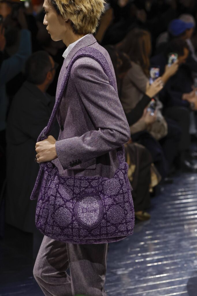 Dior Men jesen 2026 Nova era muške mode
Inspirisan Paul Poiretom, Jonathan Anderson u Milanu predstavlja kolekciju koja spaja istoriju kuće Dior sa smelom, savremenom estetikom