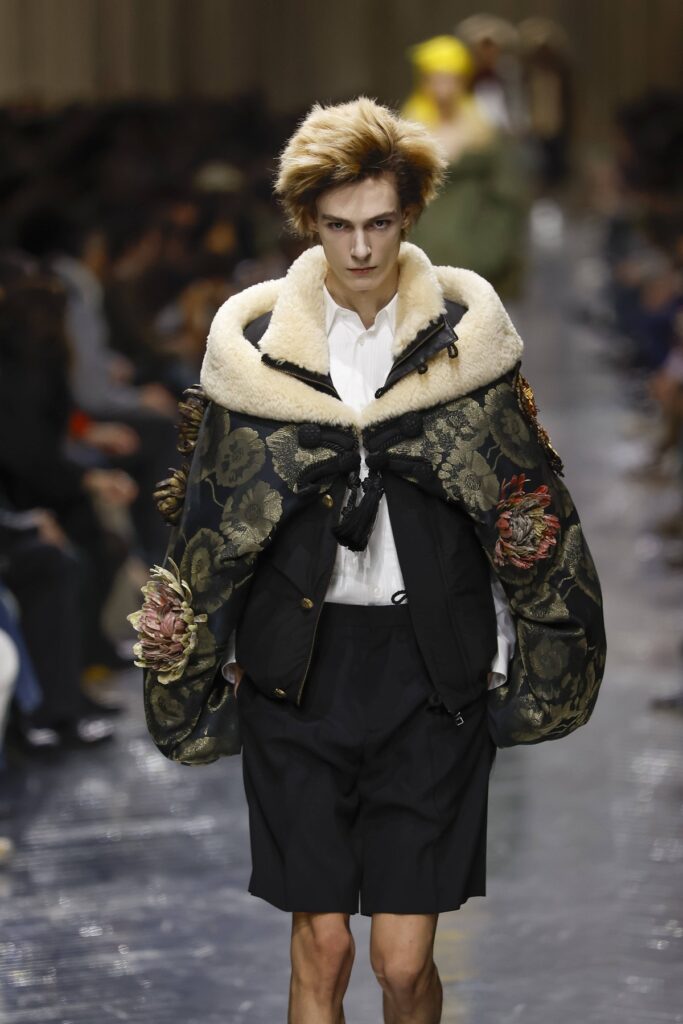 Dior Men jesen 2026 Nova era muške mode
Inspirisan Paul Poiretom, Jonathan Anderson u Milanu predstavlja kolekciju koja spaja istoriju kuće Dior sa smelom, savremenom estetikom