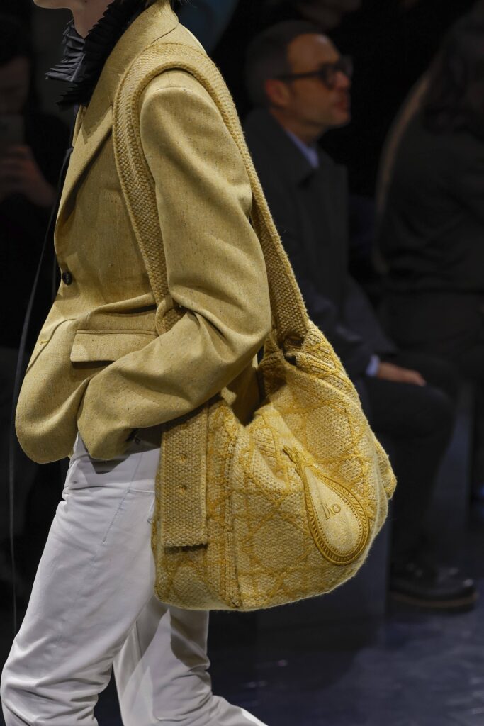 Dior Men jesen 2026 Nova era muške mode
Inspirisan Paul Poiretom, Jonathan Anderson u Milanu predstavlja kolekciju koja spaja istoriju kuće Dior sa smelom, savremenom estetikom