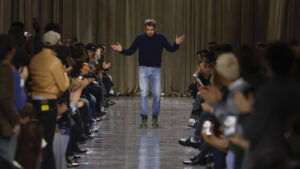 Dior Men jesen 2026 Nova era muške mode Inspirisan Paul Poiretom, Jonathan Anderson u Milanu predstavlja kolekciju koja spaja istoriju kuće Dior sa smelom, savremenom estetikom