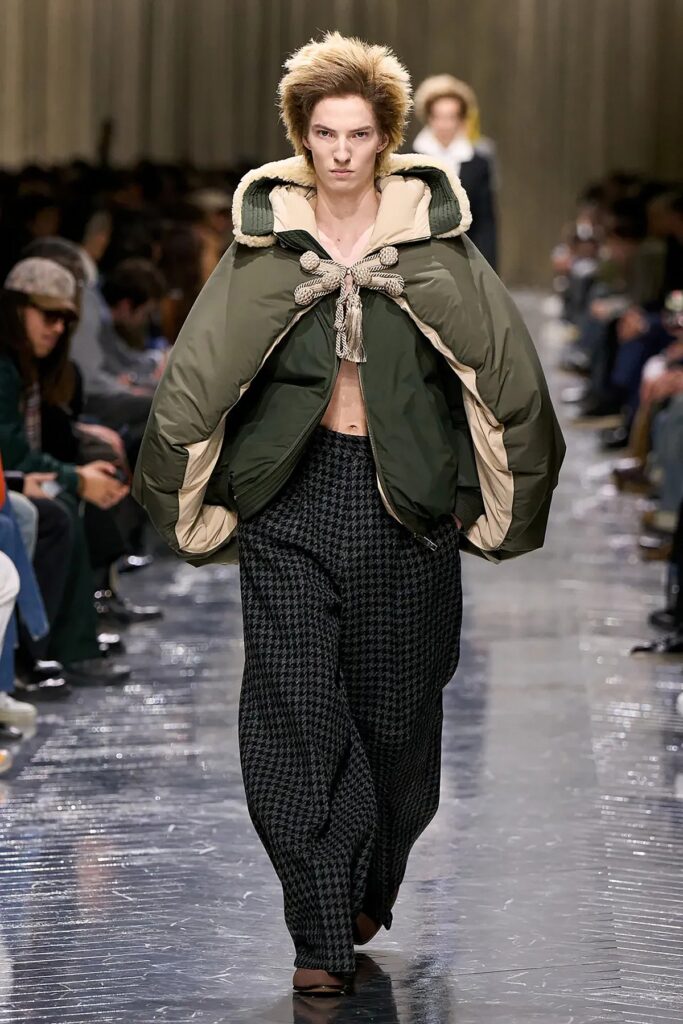 Dior Men jesen 2026 Nova era muške mode
Inspirisan Paul Poiretom, Jonathan Anderson u Milanu predstavlja kolekciju koja spaja istoriju kuće Dior sa smelom, savremenom estetikom