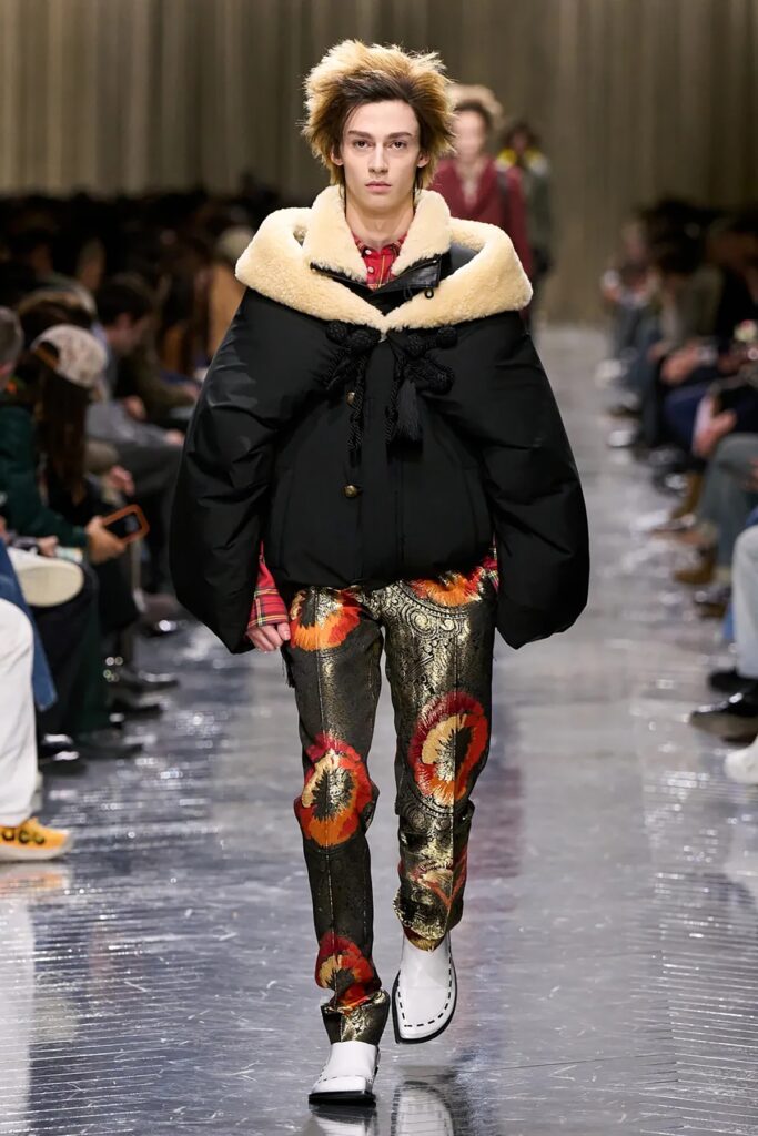 Dior Men jesen 2026 Nova era muške mode
Inspirisan Paul Poiretom, Jonathan Anderson u Milanu predstavlja kolekciju koja spaja istoriju kuće Dior sa smelom, savremenom estetikom