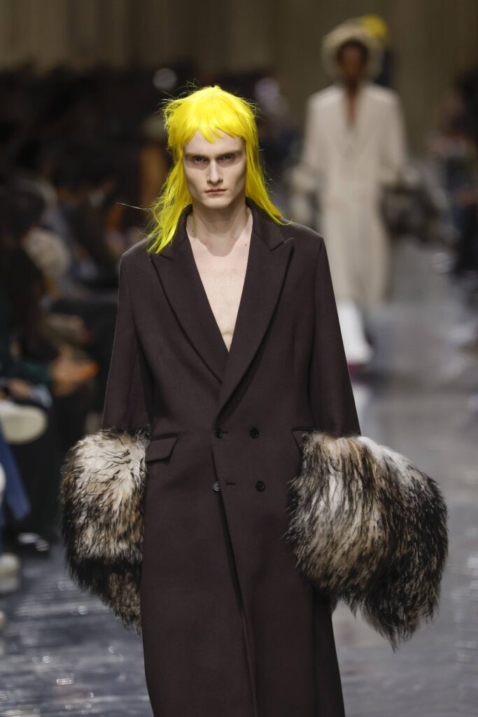 Dior Men jesen 2026 Nova era muške mode
Inspirisan Paul Poiretom, Jonathan Anderson u Milanu predstavlja kolekciju koja spaja istoriju kuće Dior sa smelom, savremenom estetikom