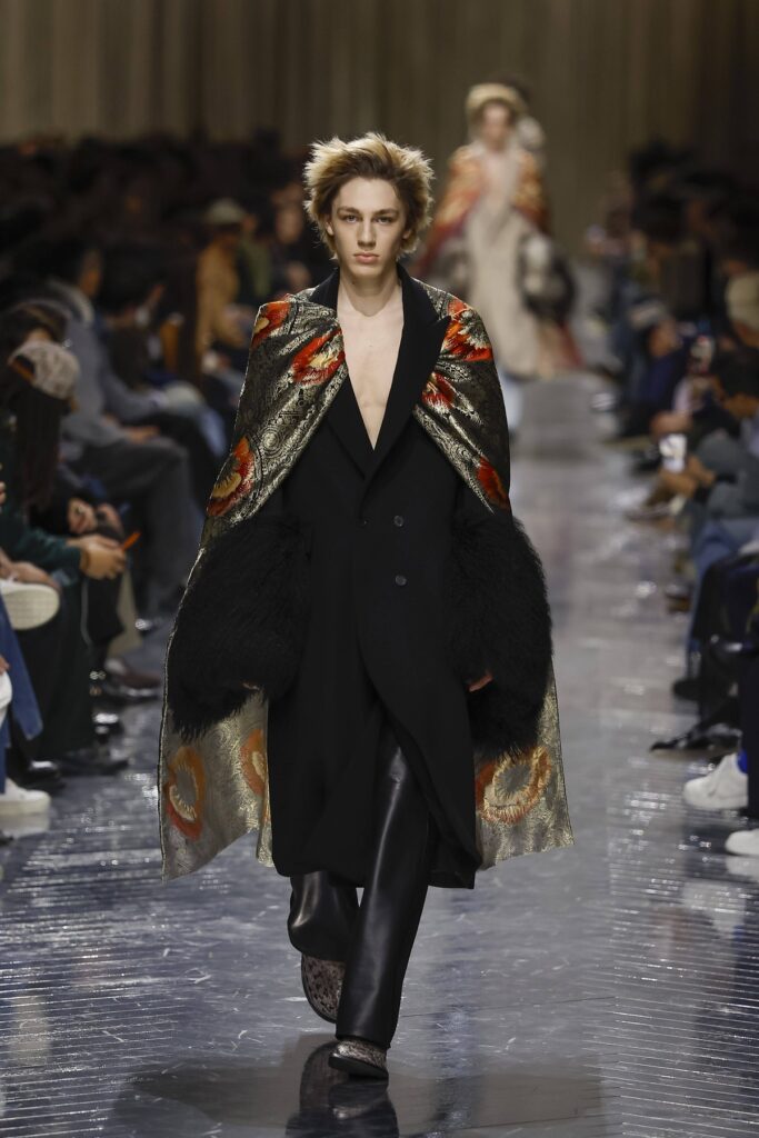 Dior Men jesen 2026 Nova era muške mode
Inspirisan Paul Poiretom, Jonathan Anderson u Milanu predstavlja kolekciju koja spaja istoriju kuće Dior sa smelom, savremenom estetikom