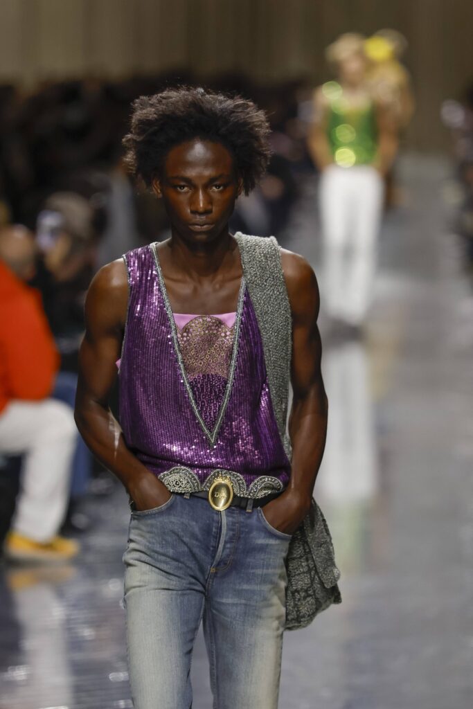 Dior Men jesen 2026 Nova era muške mode
Inspirisan Paul Poiretom, Jonathan Anderson u Milanu predstavlja kolekciju koja spaja istoriju kuće Dior sa smelom, savremenom estetikom