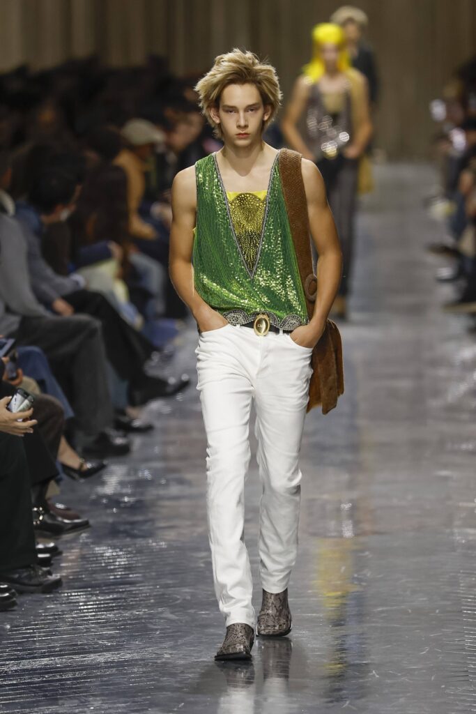 Dior Men jesen 2026 Nova era muške mode
Inspirisan Paul Poiretom, Jonathan Anderson u Milanu predstavlja kolekciju koja spaja istoriju kuće Dior sa smelom, savremenom estetikom