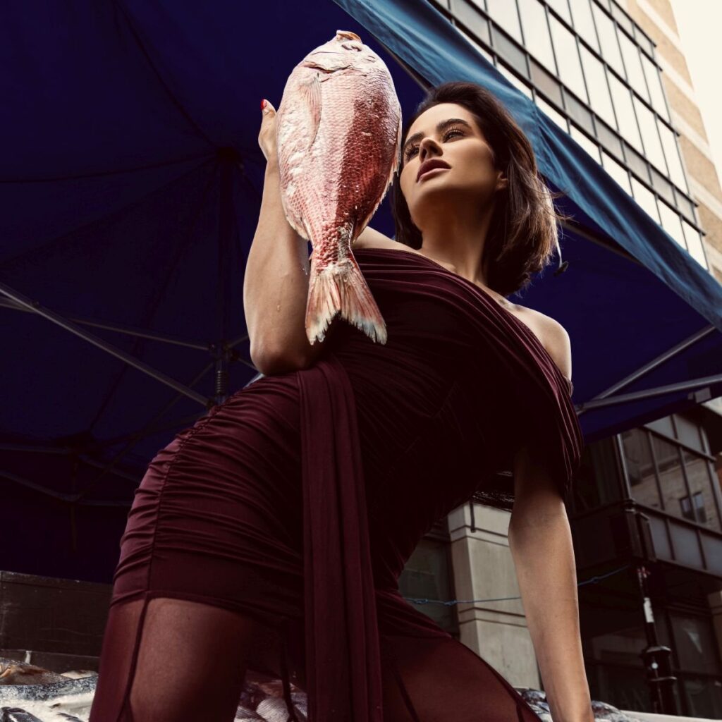 „Modni editorijal koji prikazuje london iz drugačije perspektive — svakodnevni gradski ritam, Afro kultura i savremena moda spojeni u autentičnu vizuelnu priču.“