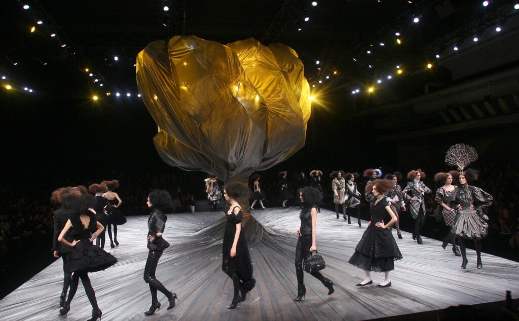 Modna arhiva: Alexander McQueen (Jesen/Zima 2008–2009)
The Girl Who Lived in a Tree - modna bajka o moći i transformaciji