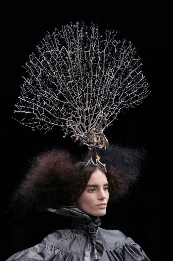 Modna arhiva: Alexander McQueen (Jesen/Zima 2008–2009)
The Girl Who Lived in a Tree - modna bajka o moći i transformaciji