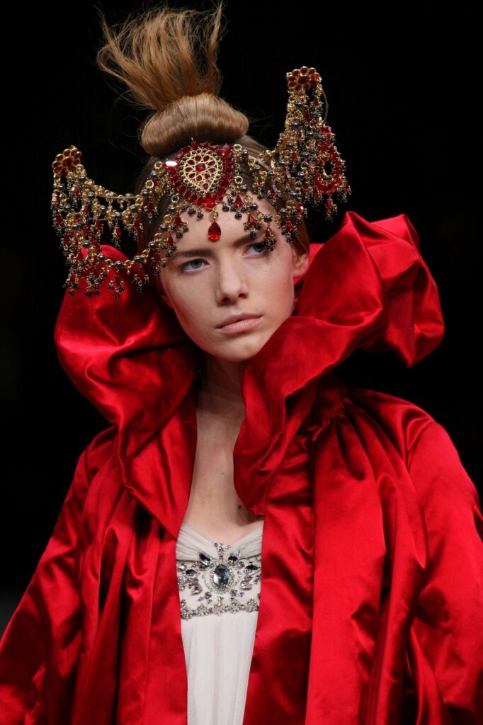 Modna arhiva: Alexander McQueen (Jesen/Zima 2008–2009)
The Girl Who Lived in a Tree - modna bajka o moći i transformaciji