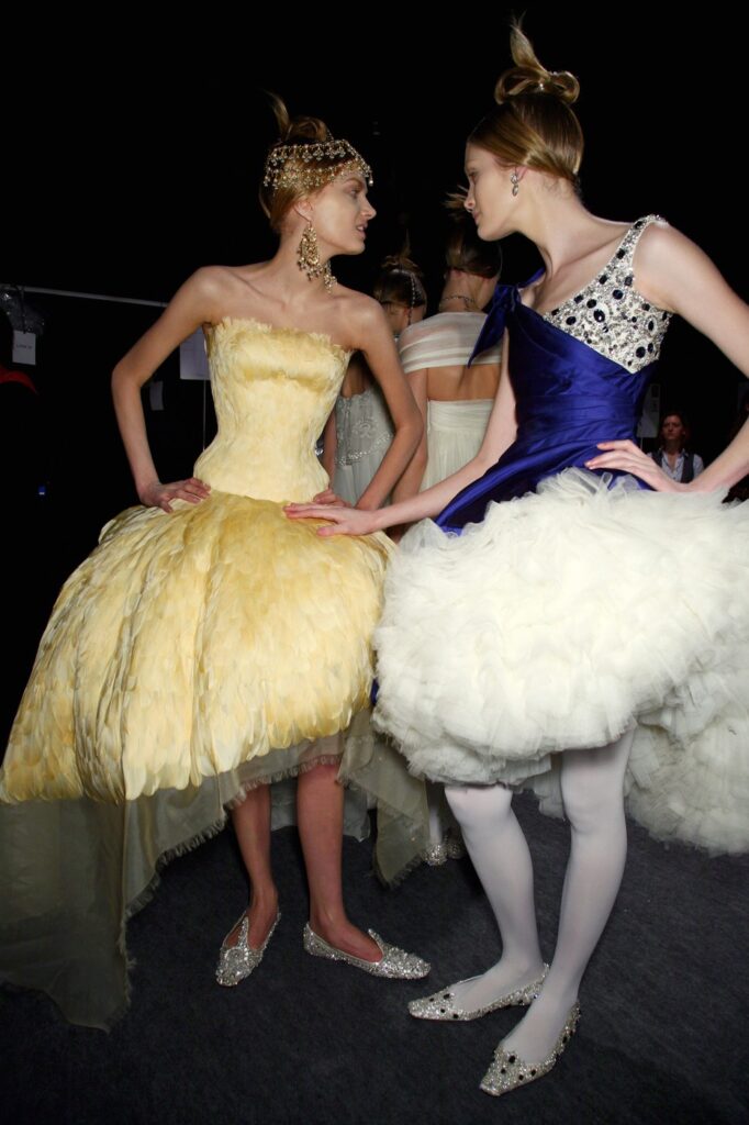 lexander McQueen ready‑to‑wear kolekcija jesen/zima 2008–2009, The Girl Who Lived in the Tree, označila je jedan od najzrelijih trenutaka u njegovoj karijeri, ne samo kao dizajnera, već i kao pripovedača kroz modu.