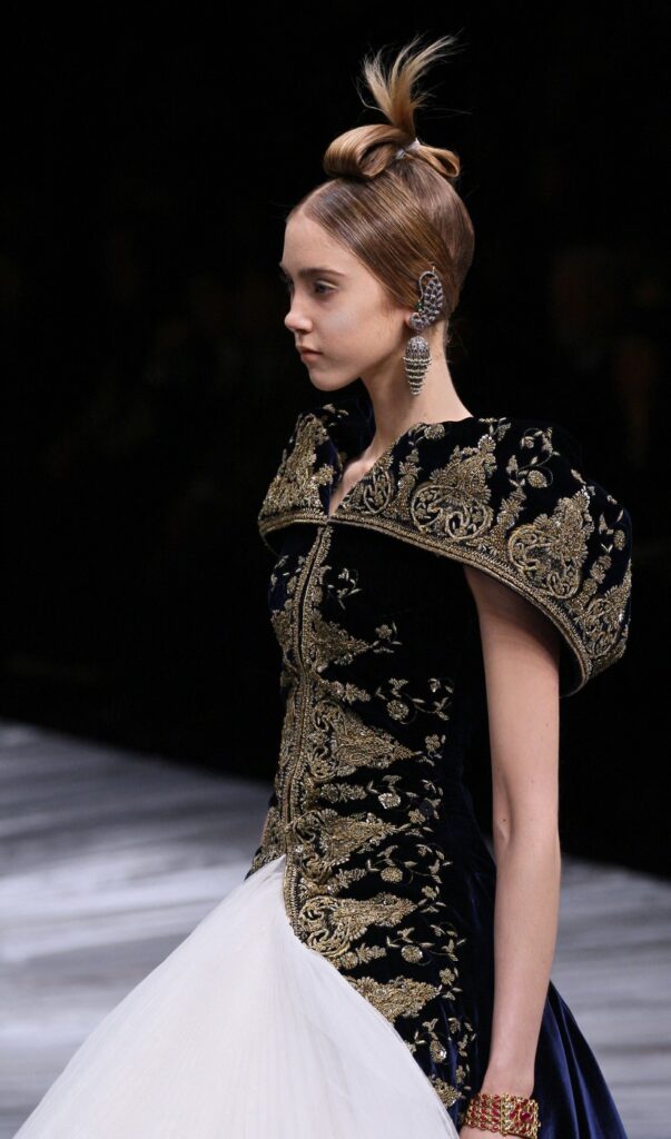 Modna arhiva: Alexander McQueen (Jesen/Zima 2008–2009)
The Girl Who Lived in a Tree - modna bajka o moći i transformaciji