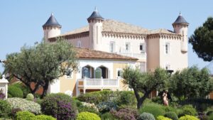 The White Lotus stiže u Saint-Tropez u četvrtoj sezoni Serija će kao glavnu scenografiju predstojeće sezone koristiti Château de La Messardière