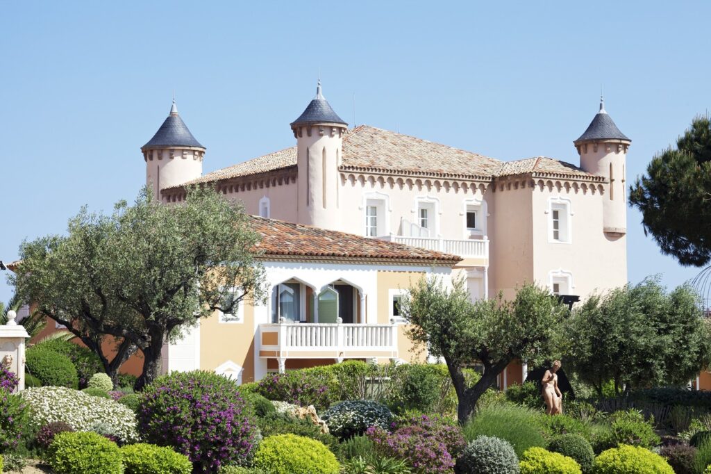 The White Lotus stiže u Saint-Tropez u četvrtoj sezoni
Serija će kao glavnu scenografiju predstojeće sezone koristiti Château de La Messardière