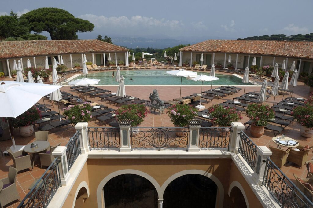 The White Lotus stiže u Saint-Tropez u četvrtoj sezoni
Serija će kao glavnu scenografiju predstojeće sezone koristiti Château de La Messardière