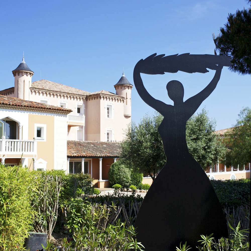 The White Lotus stiže u Saint-Tropez u četvrtoj sezoni Serija će kao glavnu scenografiju predstojeće sezone koristiti Château de La Messardière