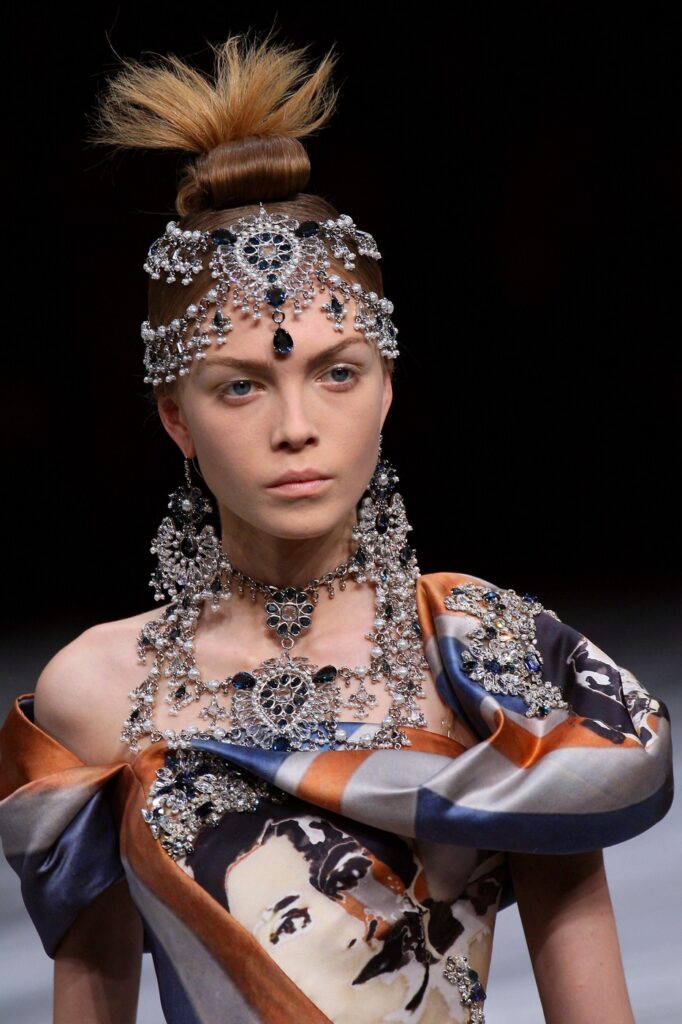 Modna arhiva: Alexander McQueen (Jesen/Zima 2008–2009)
The Girl Who Lived in a Tree - modna bajka o moći i transformaciji