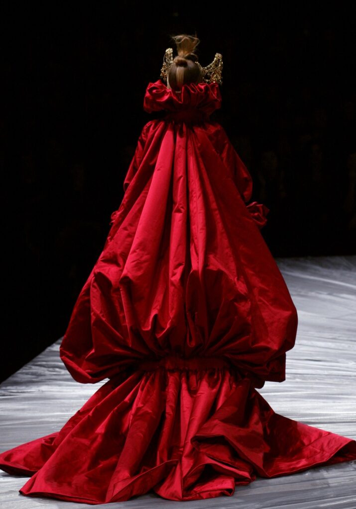 Modna arhiva: Alexander McQueen (Jesen/Zima 2008–2009)
The Girl Who Lived in a Tree - modna bajka o moći i transformaciji