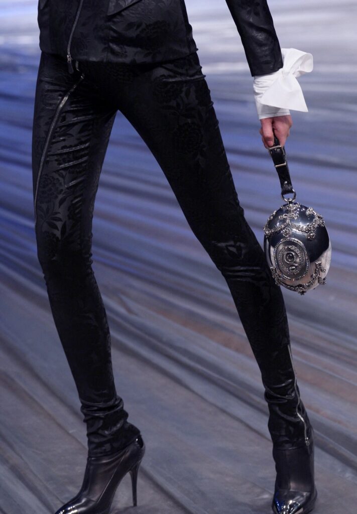 Modna arhiva: Alexander McQueen (Jesen/Zima 2008–2009)
The Girl Who Lived in a Tree - modna bajka o moći i transformaciji