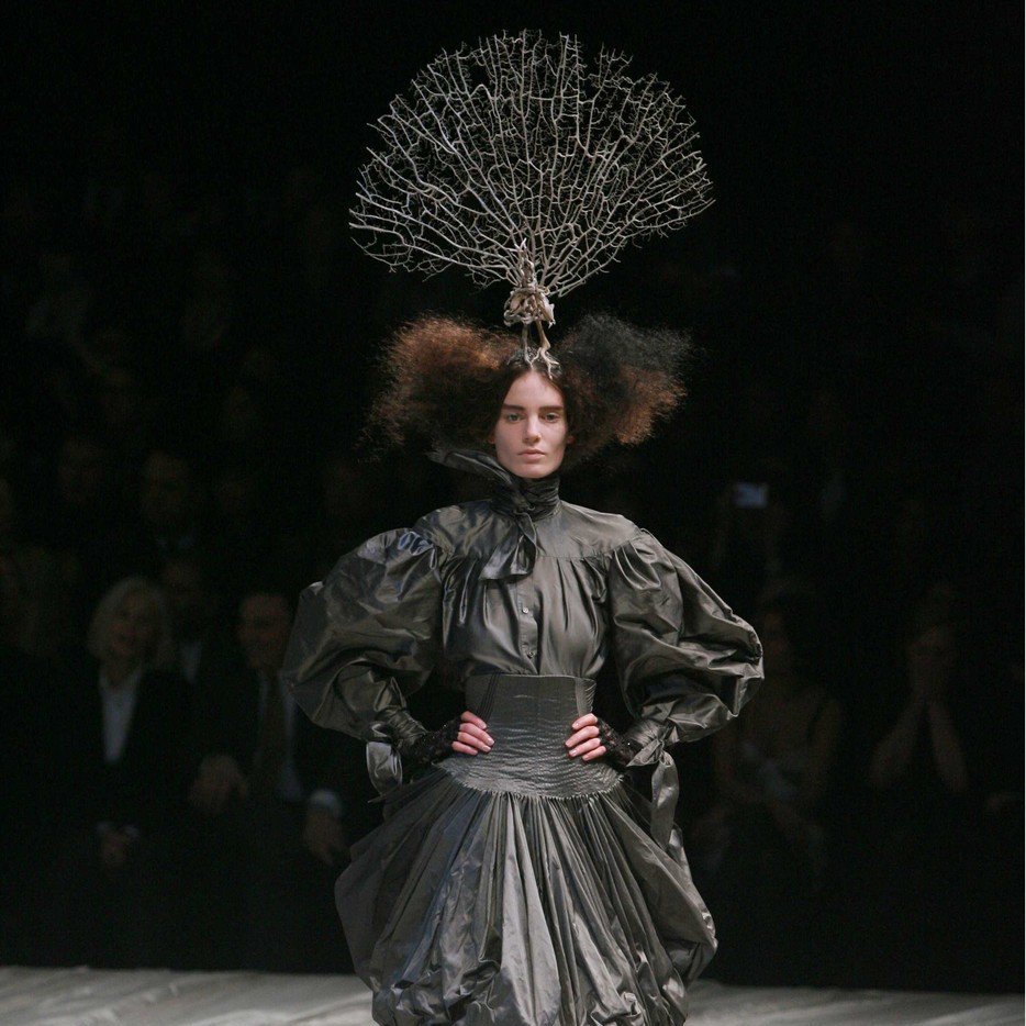 Modna arhiva: Alexander McQueen (Jesen/Zima 2008–2009) The Girl Who Lived in a Tree - modna bajka o moći i transformaciji