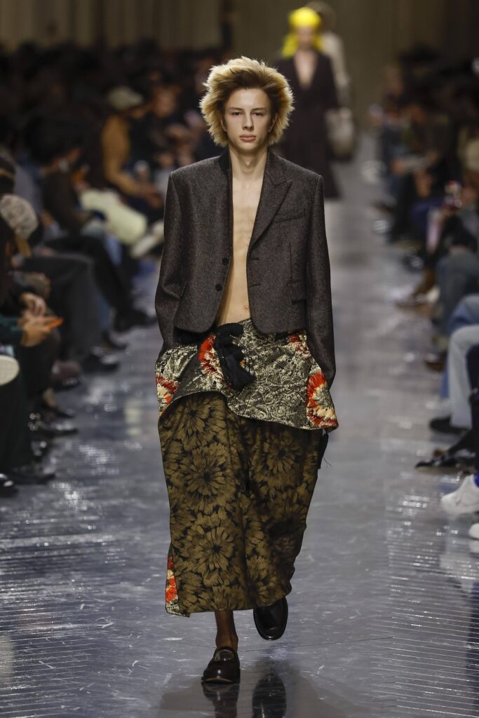 Dior Men jesen 2026 Nova era muške mode
Inspirisan Paul Poiretom, Jonathan Anderson u Milanu predstavlja kolekciju koja spaja istoriju kuće Dior sa smelom, savremenom estetikom