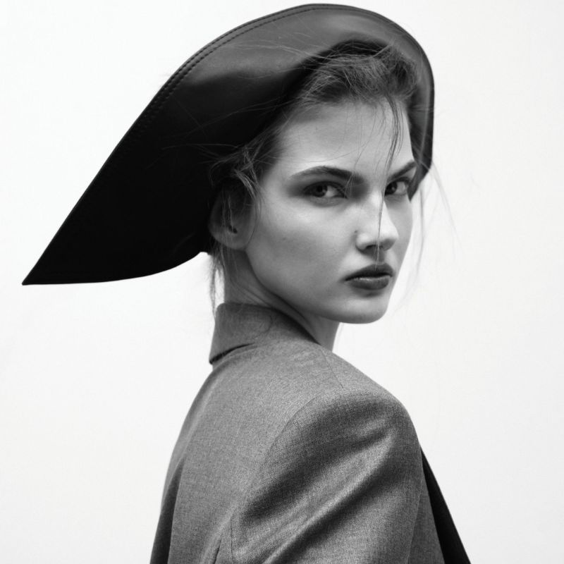 Prolećni broj magazina Harper's BAZAAR, koji je pred vama, slavi upravo taj trenutak transformacije, kada moda, lepota i kultura zajedno oblikuju duh vremena.