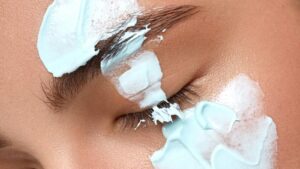 Kako pravilno nanositi kremu za područje oko očiju