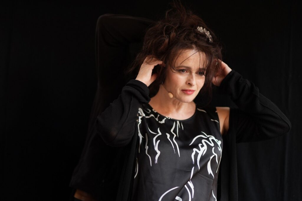 U četvrtoj sezoni The White Lotus, glavne uloge tumače Helena Bonham Carter i Steve Coogan, uz nove zvezde Caleb Jonte Edwards, Marissu Long, Alexandera Ludwiga, Chrisa Messinu i AJ Michalku