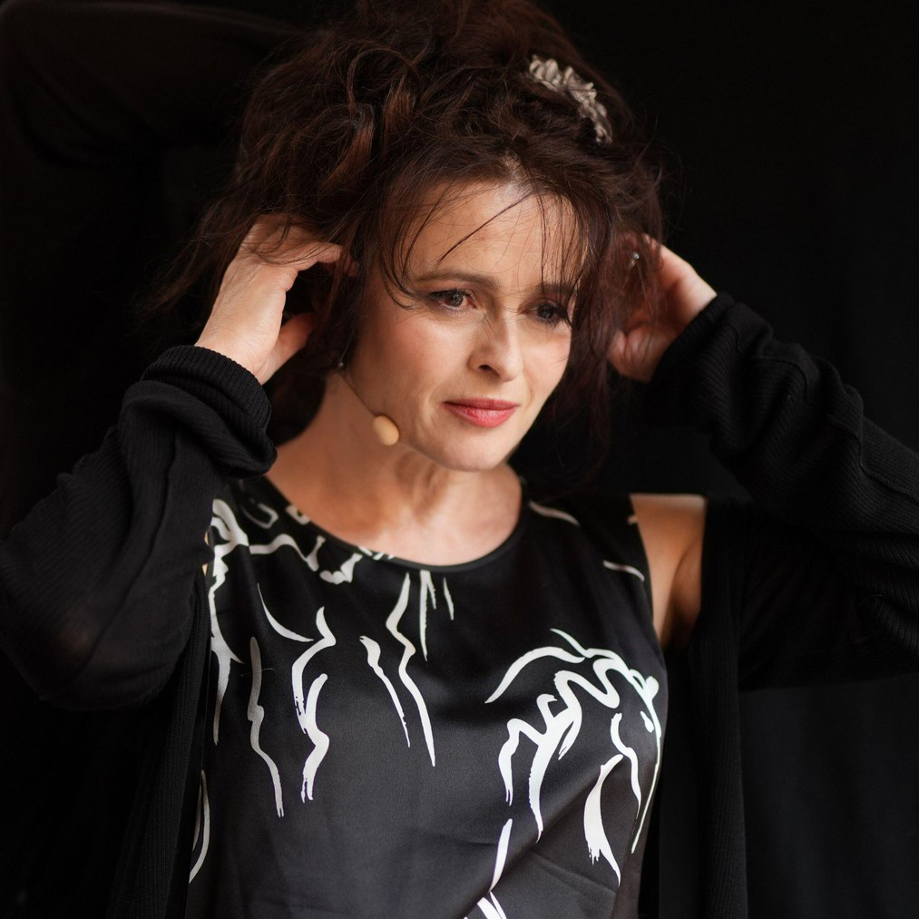 U četvrtoj sezoni The White Lotus, glavne uloge tumače Helena Bonham Carter i Steve Coogan, uz nove zvezde Caleb Jonte Edwards, Marissu Long, Alexandera Ludwiga, Chrisa Messinu i AJ Michalku