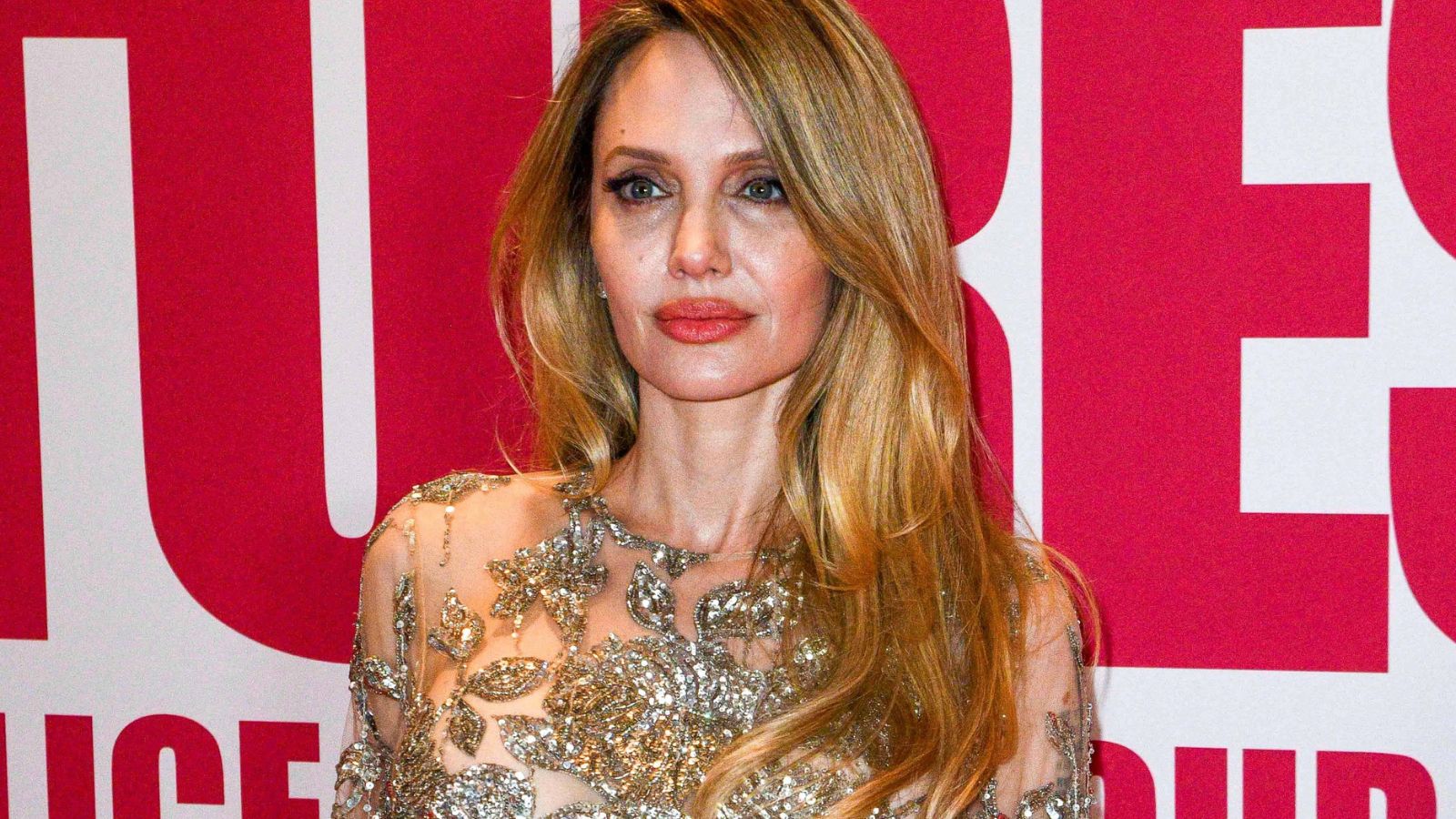 Angelina Jolie ponovo na crvenom tepihu mami uzdahe u Givenchy haljini