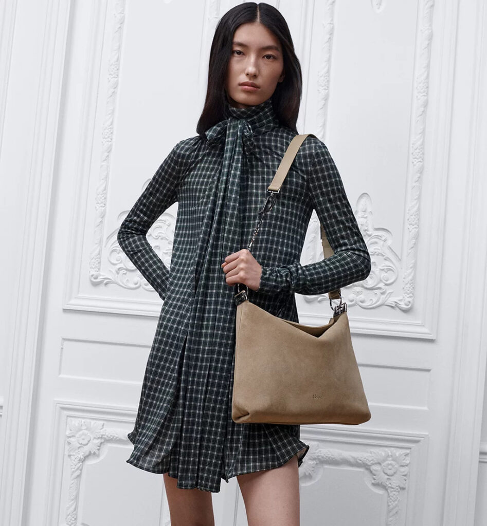 Diorly predstavlja spoj prepoznatljivog identiteta kuće Dior i opuštenije estetike. Manje rigidna i formalna, ali i dalje luksuzna.