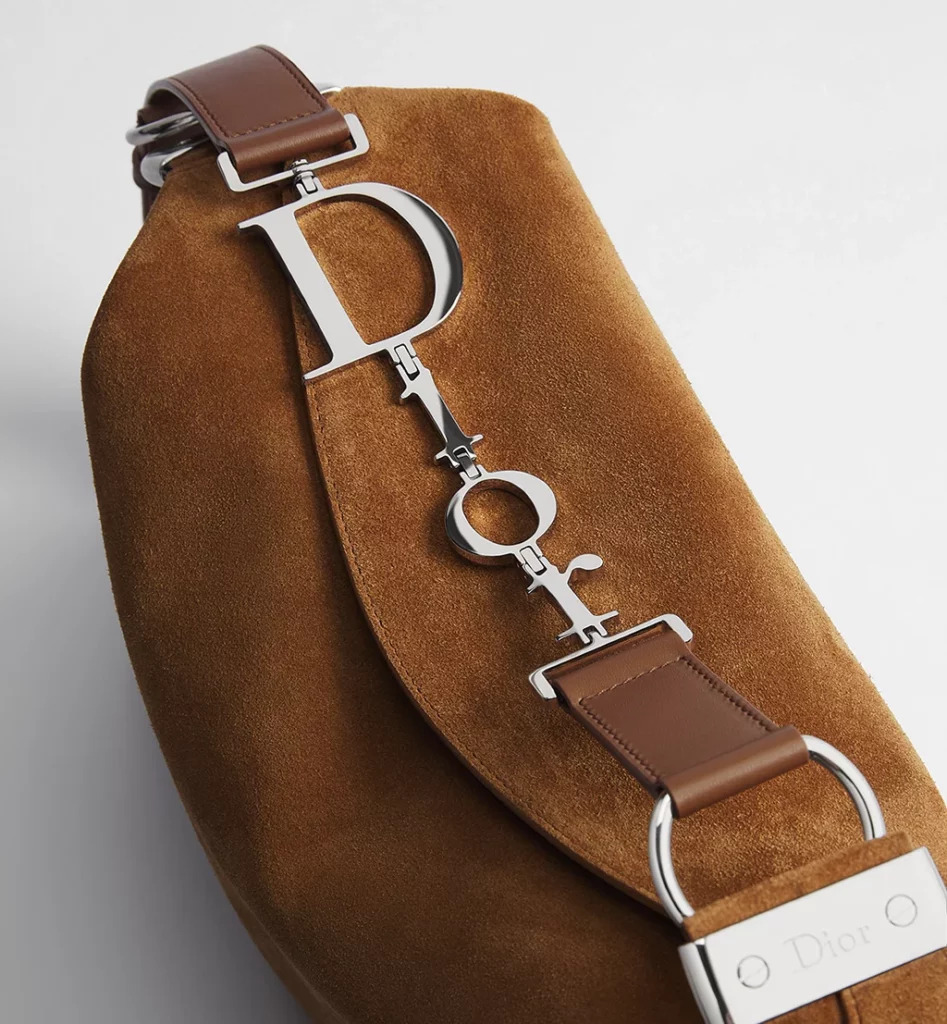 Diorly predstavlja spoj prepoznatljivog identiteta kuće Dior i opuštenije estetike. Manje rigidna i formalna, ali i dalje luksuzna.