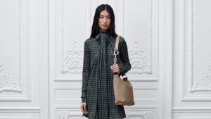 Diorly predstavlja spoj prepoznatljivog identiteta kuće Dior i savremene, opuštenije estetike. Manje rigidna, manje formalna, ali i dalje duboko luksuzna