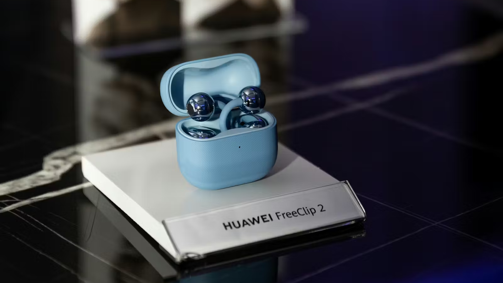 Huawei i Harper’s BAZAAR premijerno su predstavili novi model slušalica HUAWEI FreeClip 2 na jedinstven način