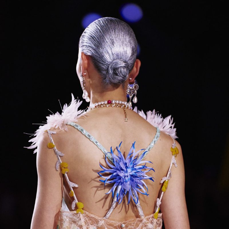 Hromirane ekstenzije za kosu za jesen 2026? Chanel kaže da!