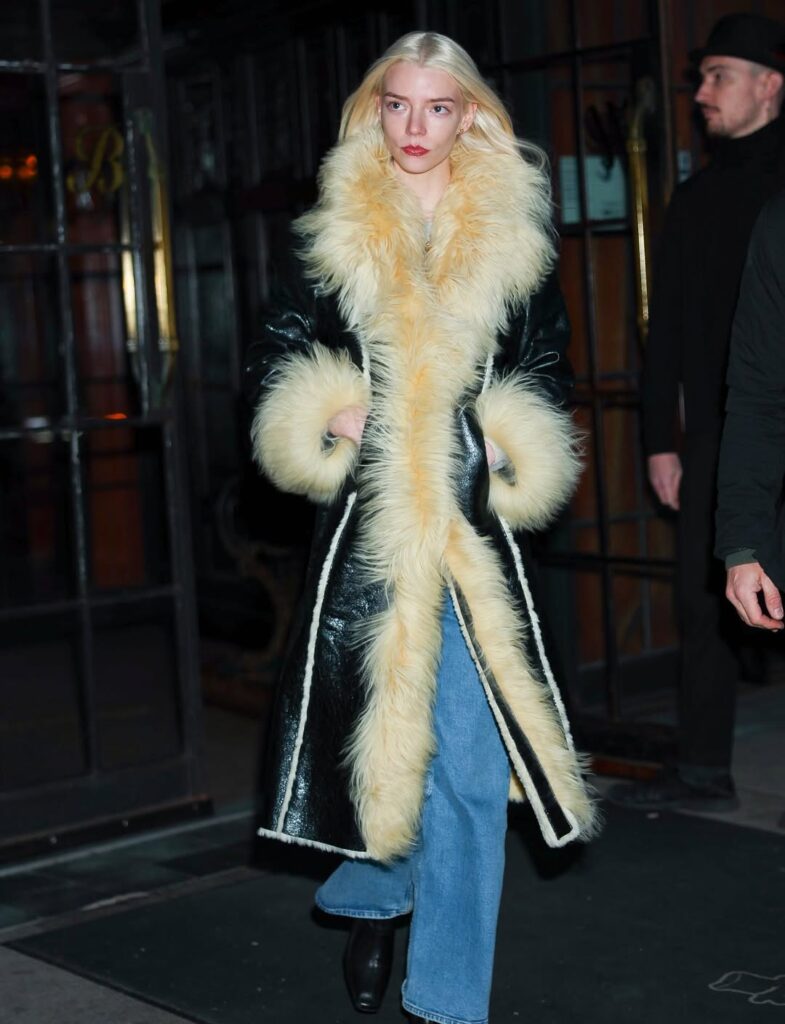 Anya Taylor-Joy diktira ritam njujorškog street style-a
kaput charlotte simone