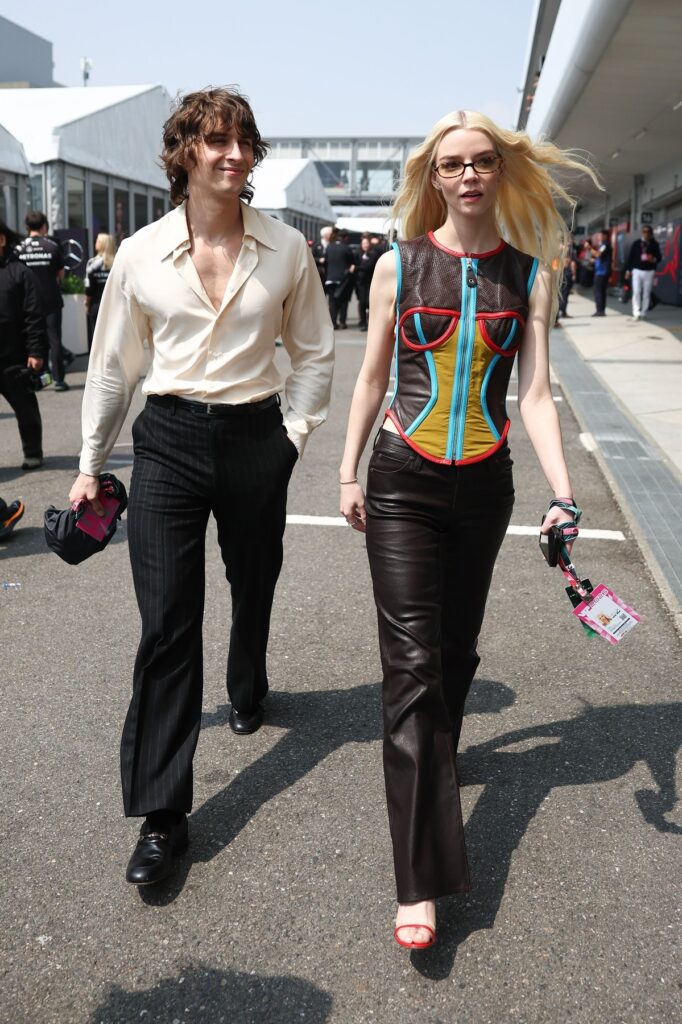 Anya Taylor-Joy oduševila u šarenom vintage kožnom korsetom