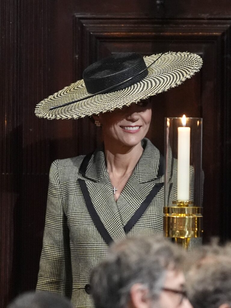 Kate Middleton obično neguje suzdržan i klasično kraljevski stil, ali s vremena na vreme iznenadi upečatljivom bojom ili hrabrim aksesoarom.