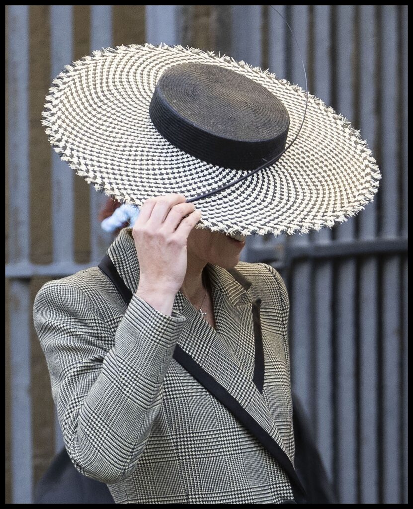 Kate Middleton zablistala u spektakularnom šeširu širokog oboda