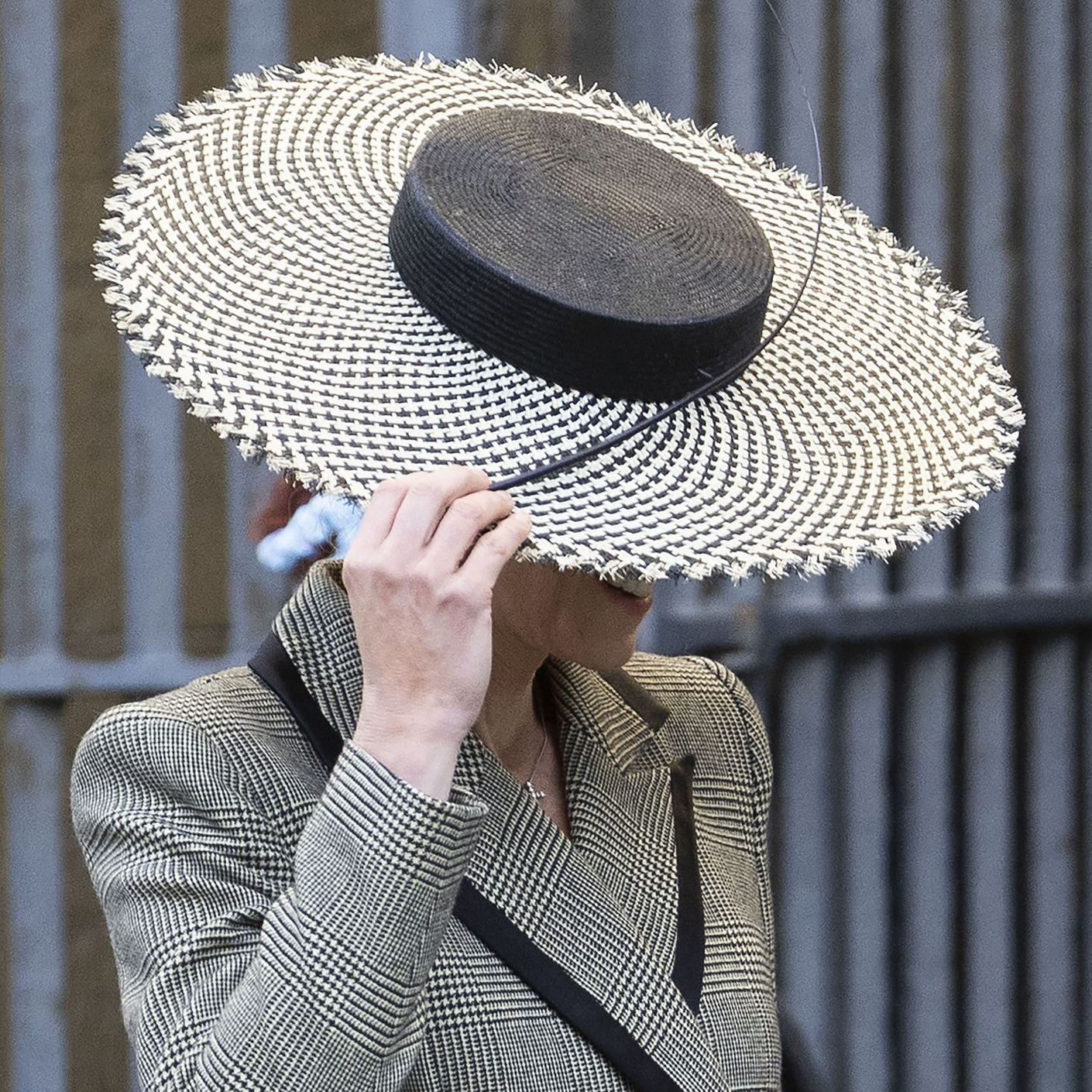 Kate Middleton obično neguje suzdržan i klasično kraljevski stil, ali s vremena na vreme iznenadi upečatljivom bojom ili hrabrim aksesoarom.