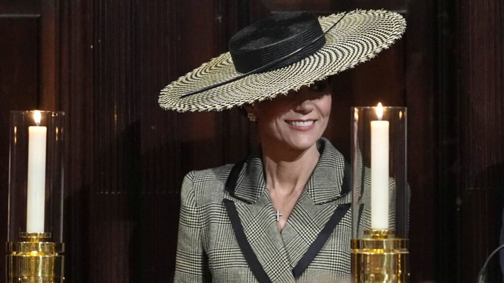 Kate Middleton obično neguje suzdržan i klasično kraljevski stil, ali s vremena na vreme iznenadi upečatljivom bojom ili hrabrim aksesoarom.